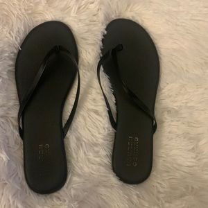 Lauren Conrad Black Thong Flip Flop Sandals